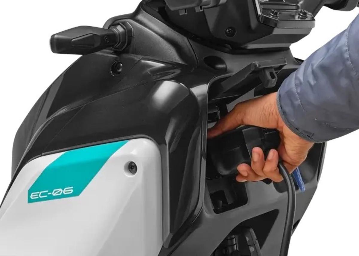 रोजमर्रा की सुविधा के लिए यामाहा EC-06 का प्रैक्टिकल 24.5-लीटर अंडर-सीट स्टोरेज।