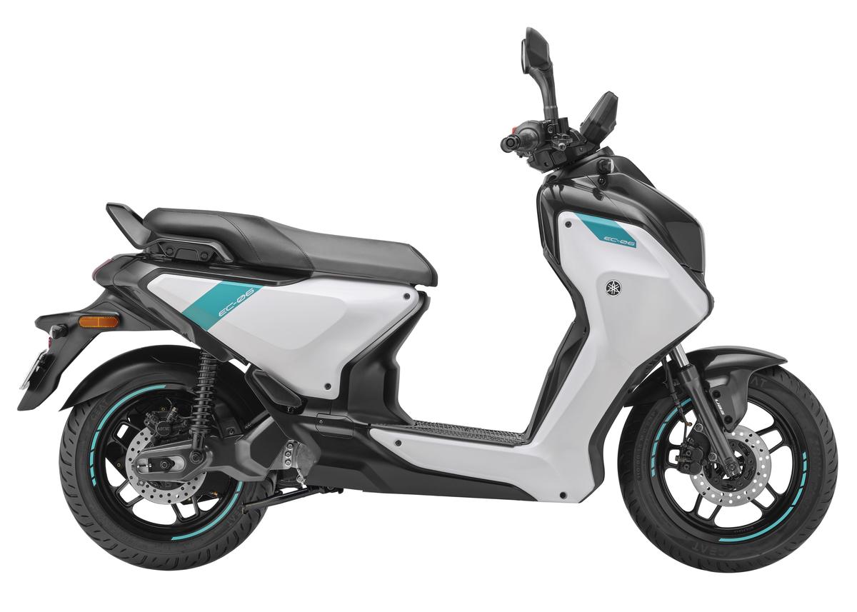 EC-06 का रंगीन एलसीडी डिस्प्ले एक नज़र में स्पष्ट सवारी जानकारी प्रदान करता है।