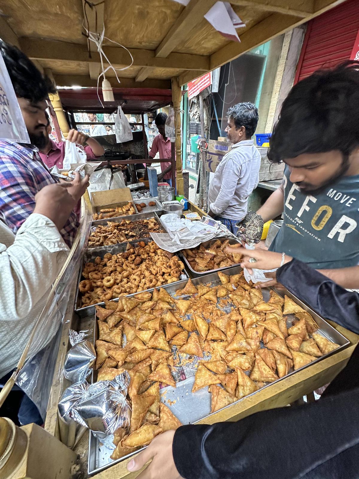 Vendors selling snacks on pushcarts in Mannady