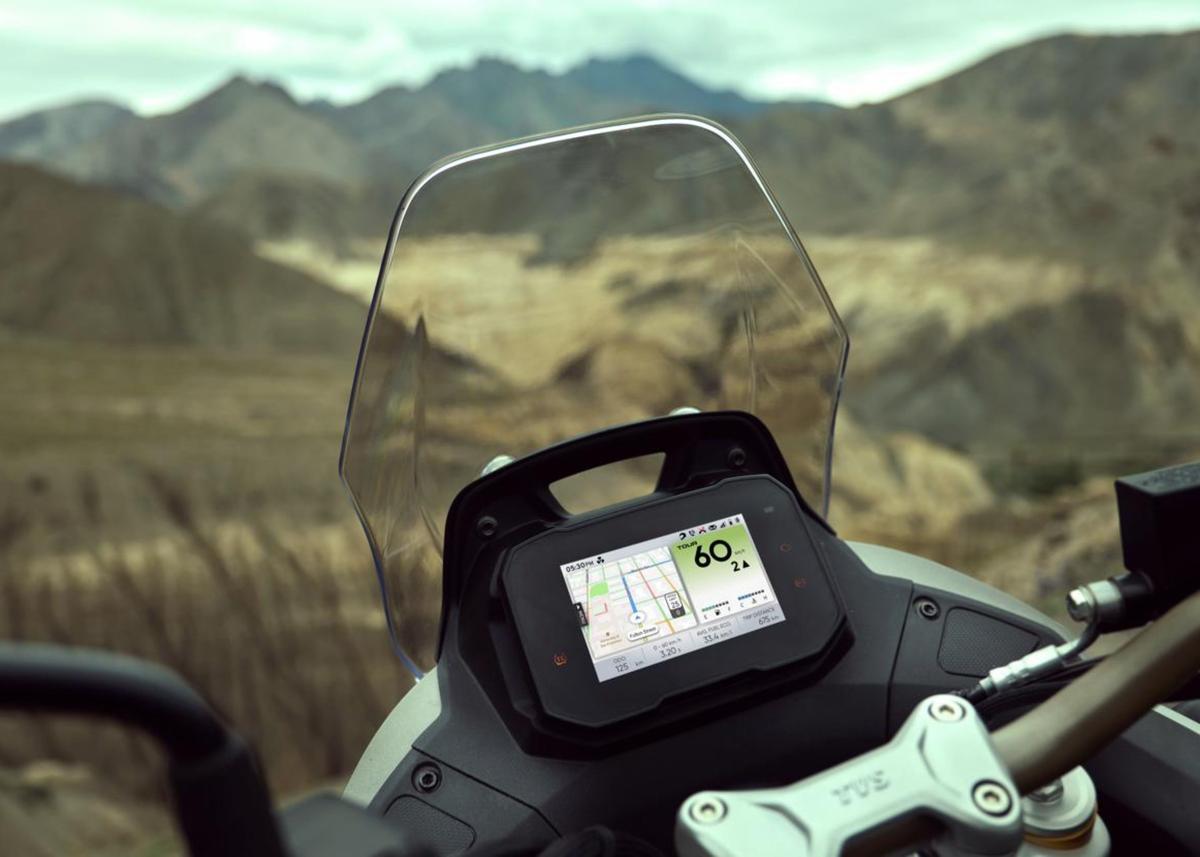 Every detail counts: adaptive lighting, TFT display, and smart ergonomics make long rides a pleasure. Every detail counts: adaptive lighting, TFT display, and smart ergonomics make long rides a pleasure.