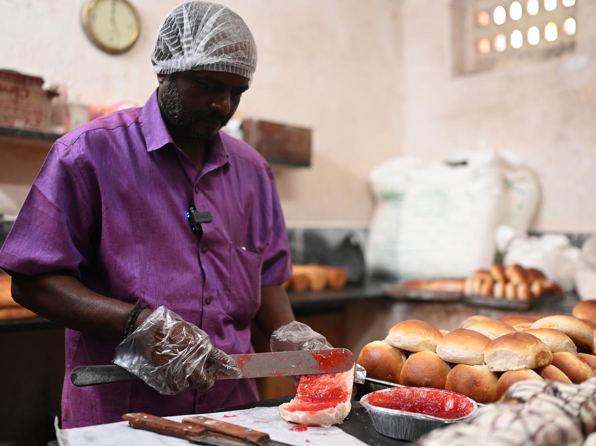 Chinna Thambi spreads jam on a bun