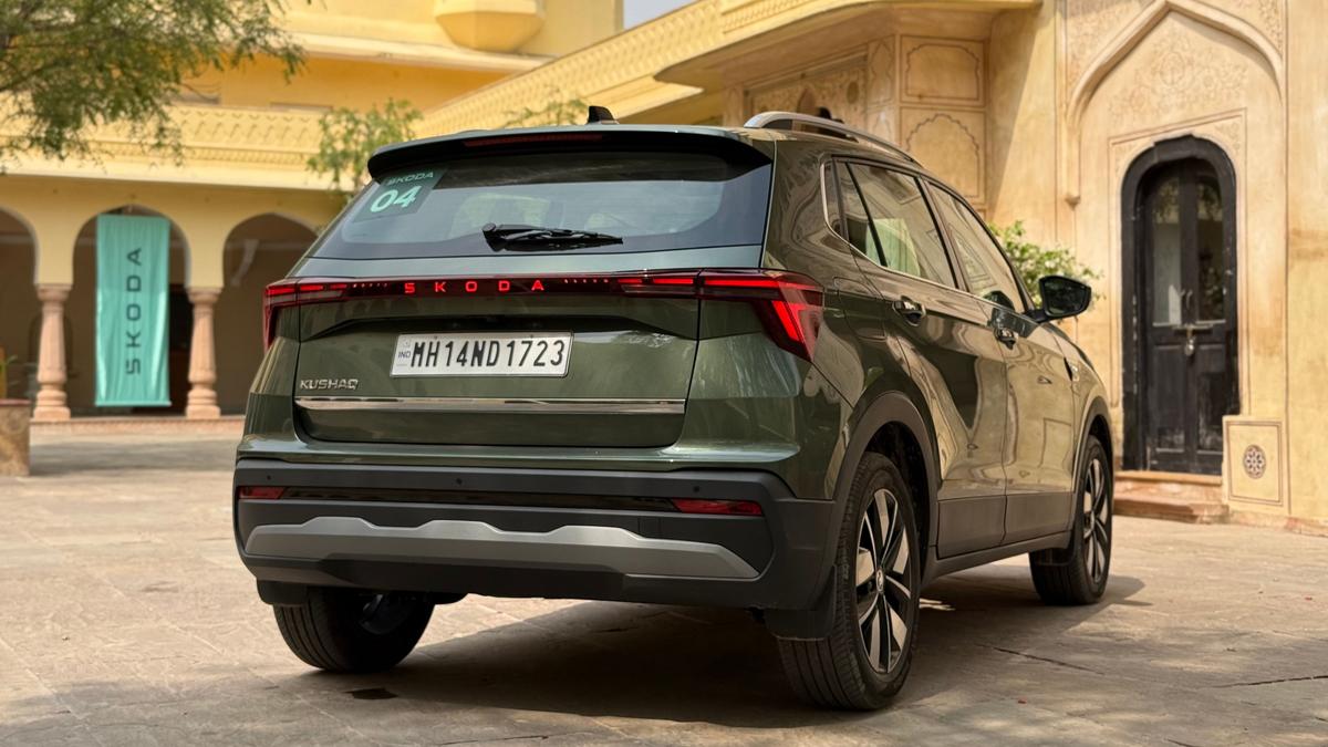 सूक्ष्म बाहरी अपडेट यह सुनिश्चित करते हैं कि कुशाक अपनी मूल पहचान से भटके बिना समकालीन दिखे