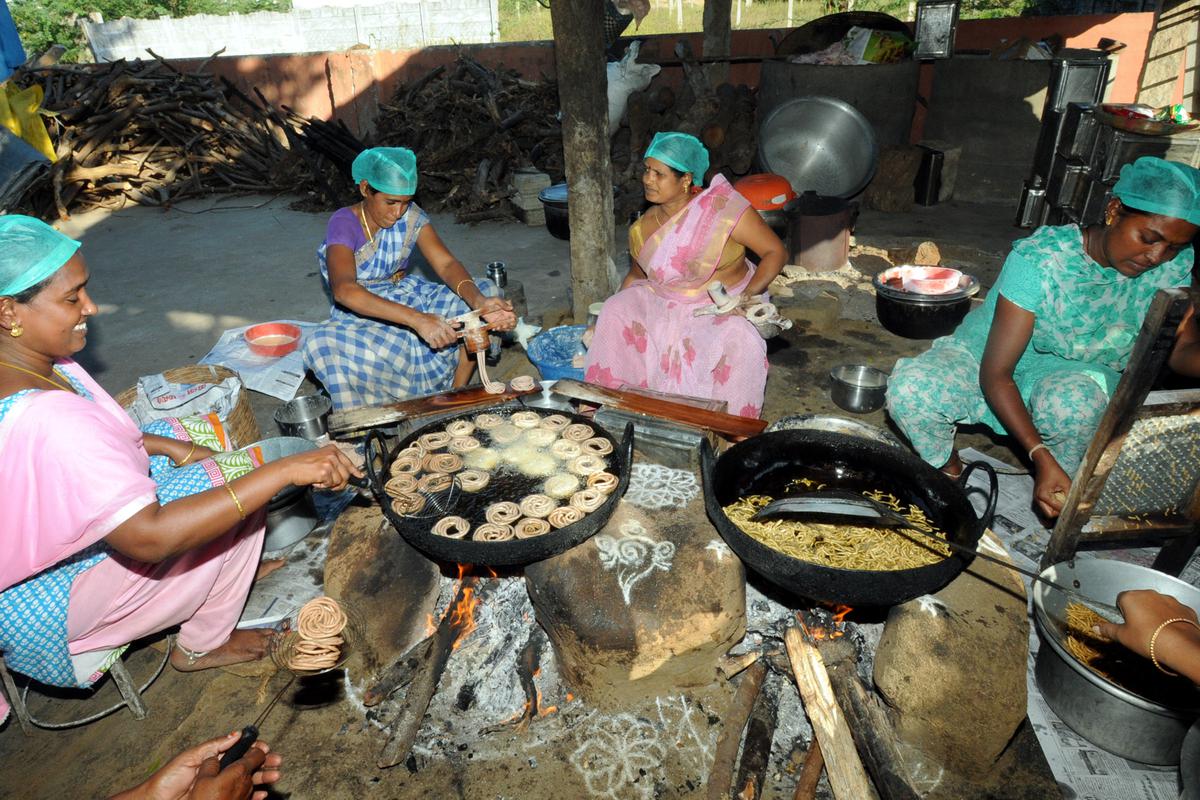 Women member of Podhigai Organics are preparing the Deepavali snacks