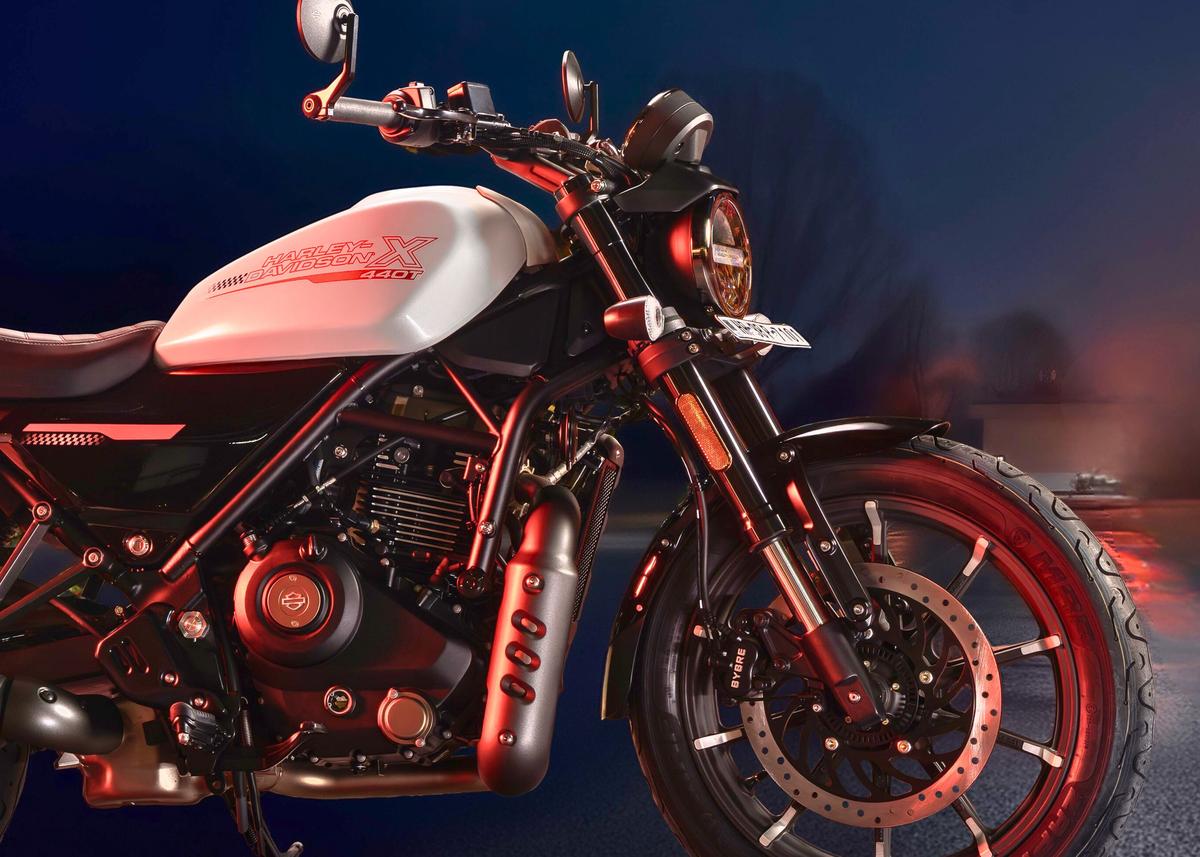 The X440T continues with the 440cc oil-cooled engine, tuned for smooth city torque and relaxed cruising.