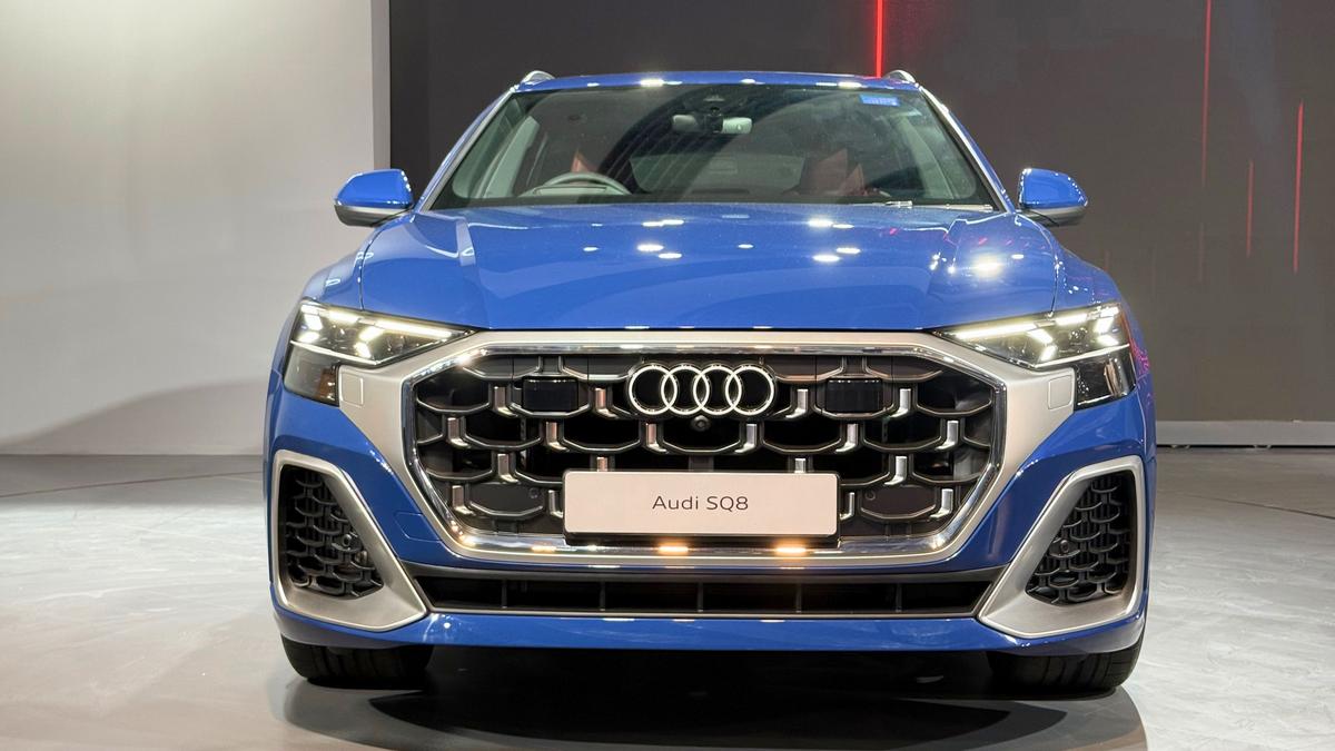 ऑडी एसक्यू8 में बोल्ड, सुव्यवस्थित रुख के साथ कूप जैसी स्टाइल का मिश्रण है, जो ऑडी के सुस्पष्ट डिजाइन दर्शन के अनुरूप है।