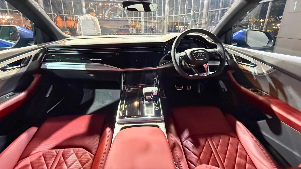 ऑडी SQ8 के इंटीरियर में दोहरी टचस्क्रीन और उन्नत ऑडी वर्चुअल कॉकपिट की सुविधा है