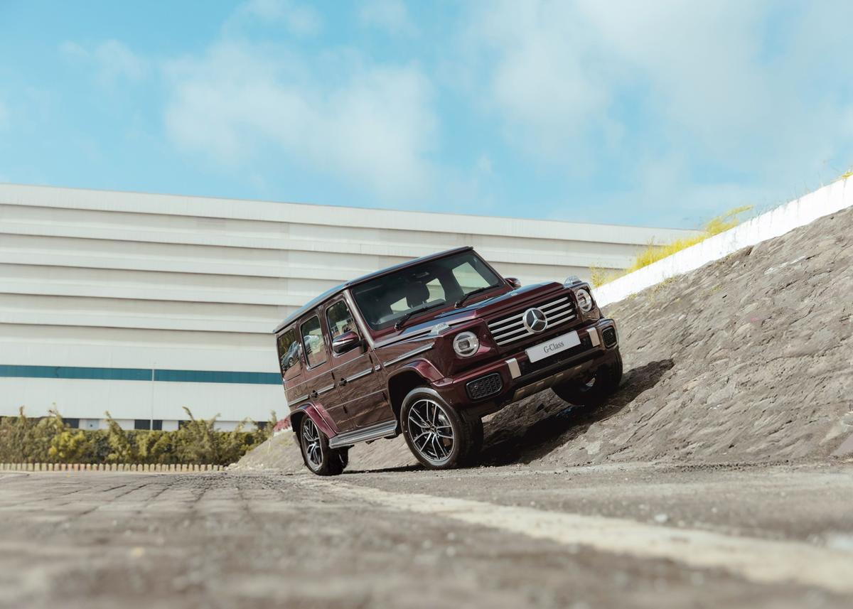 With 241 mm ground clearance, approach and departure angles of 31° and 30°, and differential locks, the G 450d tackles challenging terrain with ease. With 241 mm ground clearance, approach and departure angles of 31° and 30°, and differential locks, the G 450d tackles challenging terrain with ease.