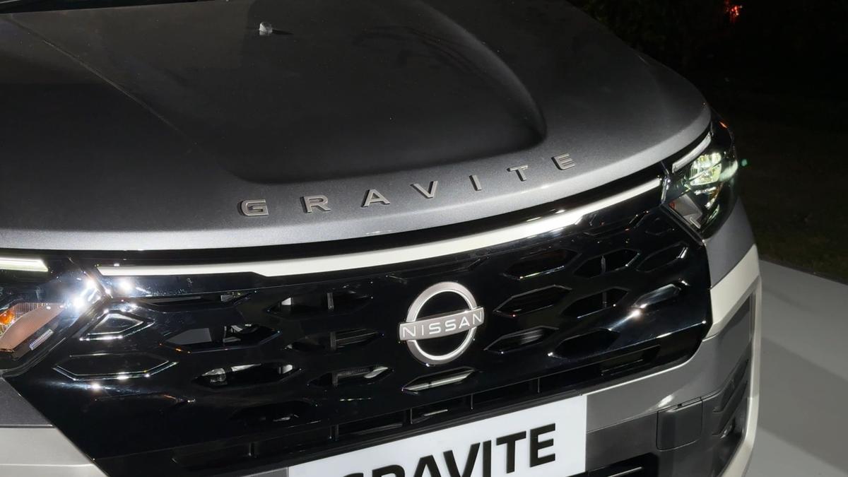 रूफ रेल्स और स्पष्ट पहिया मेहराब ग्रेवाइट को उसकी एमपीवी व्यावहारिकता को बरकरार रखते हुए भारत के एसयूवी-प्रभुत्व वाले परिदृश्य में घुलने-मिलने में मदद करते हैं।