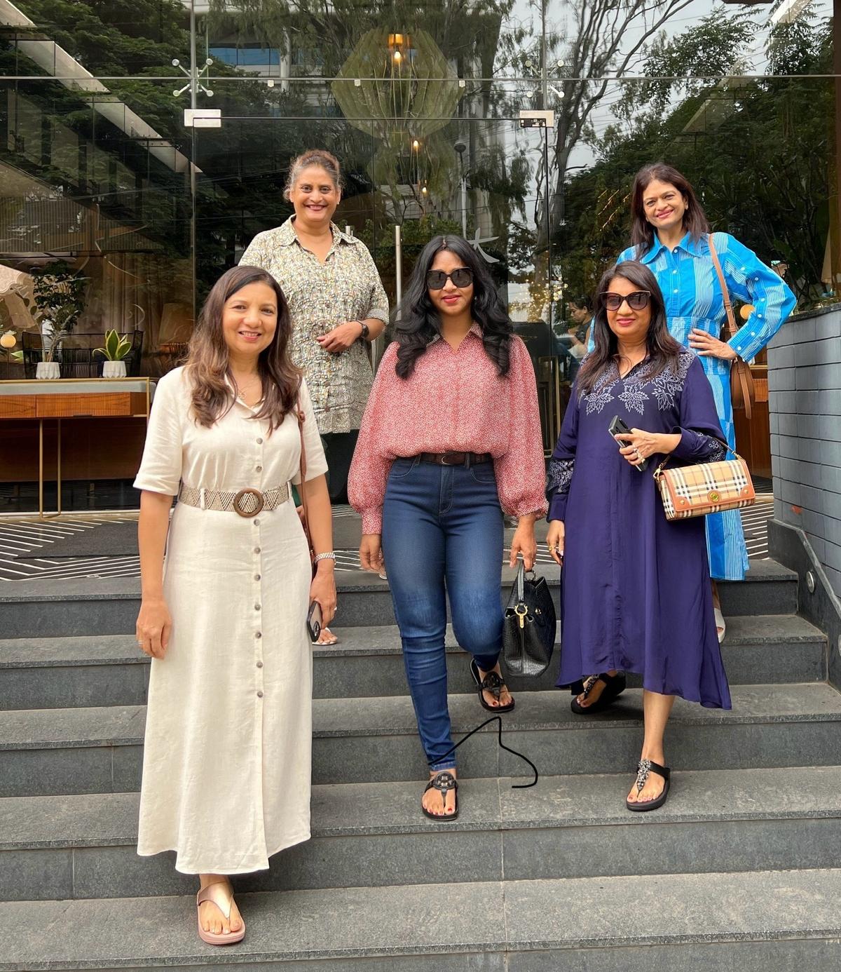 (बीच में) वनिता अशोक, 58, फिटनेस पेशेवर, एक प्रेरक वक्ता और स्तंभकार