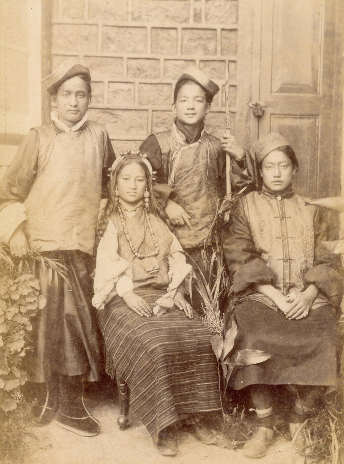 युवा भूटियाओं का समूह, जिसका श्रेय फ्रेड अहर्ले को दिया जाता है