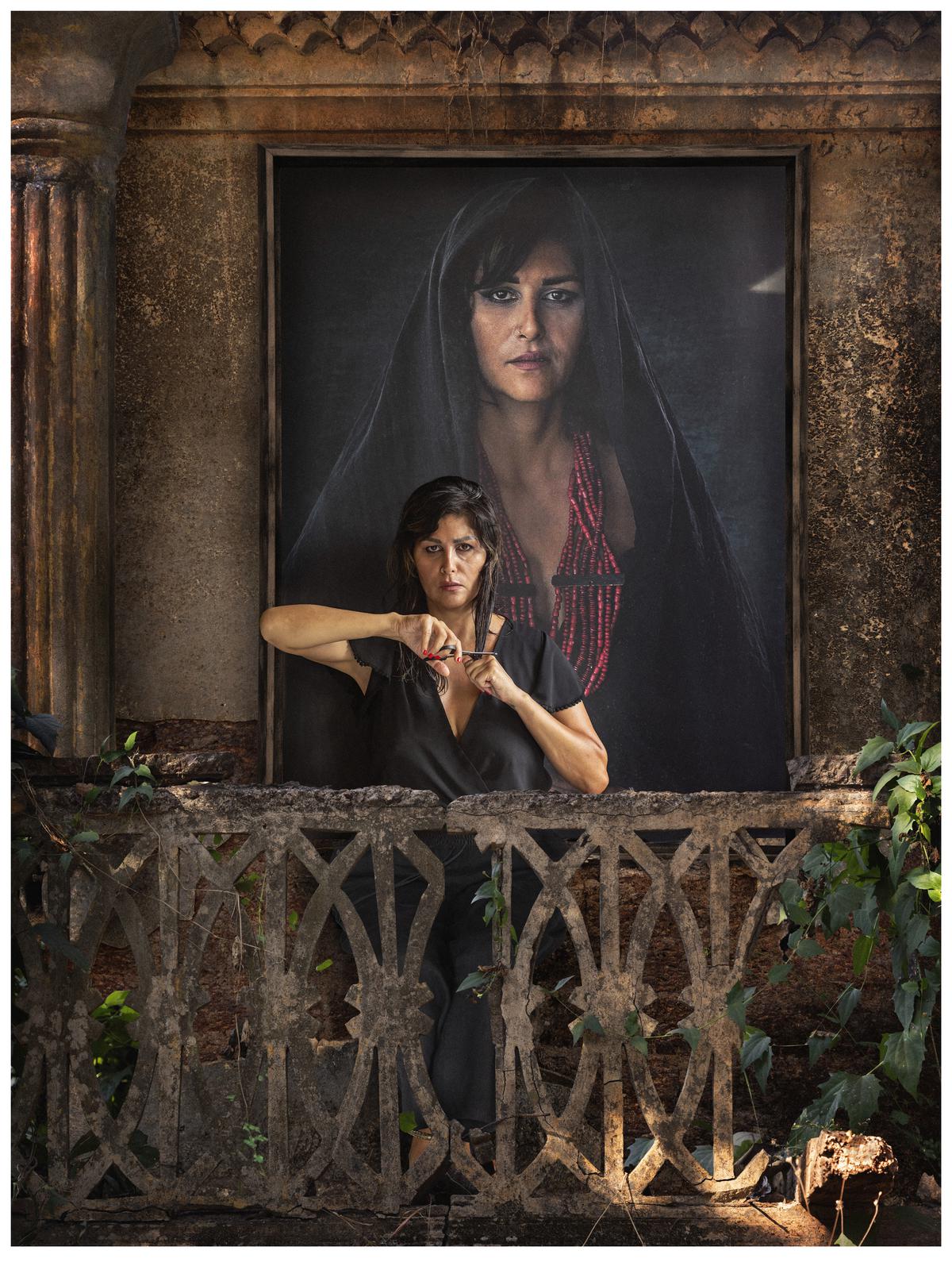 Portrait of the Iranian artist cutting her hair