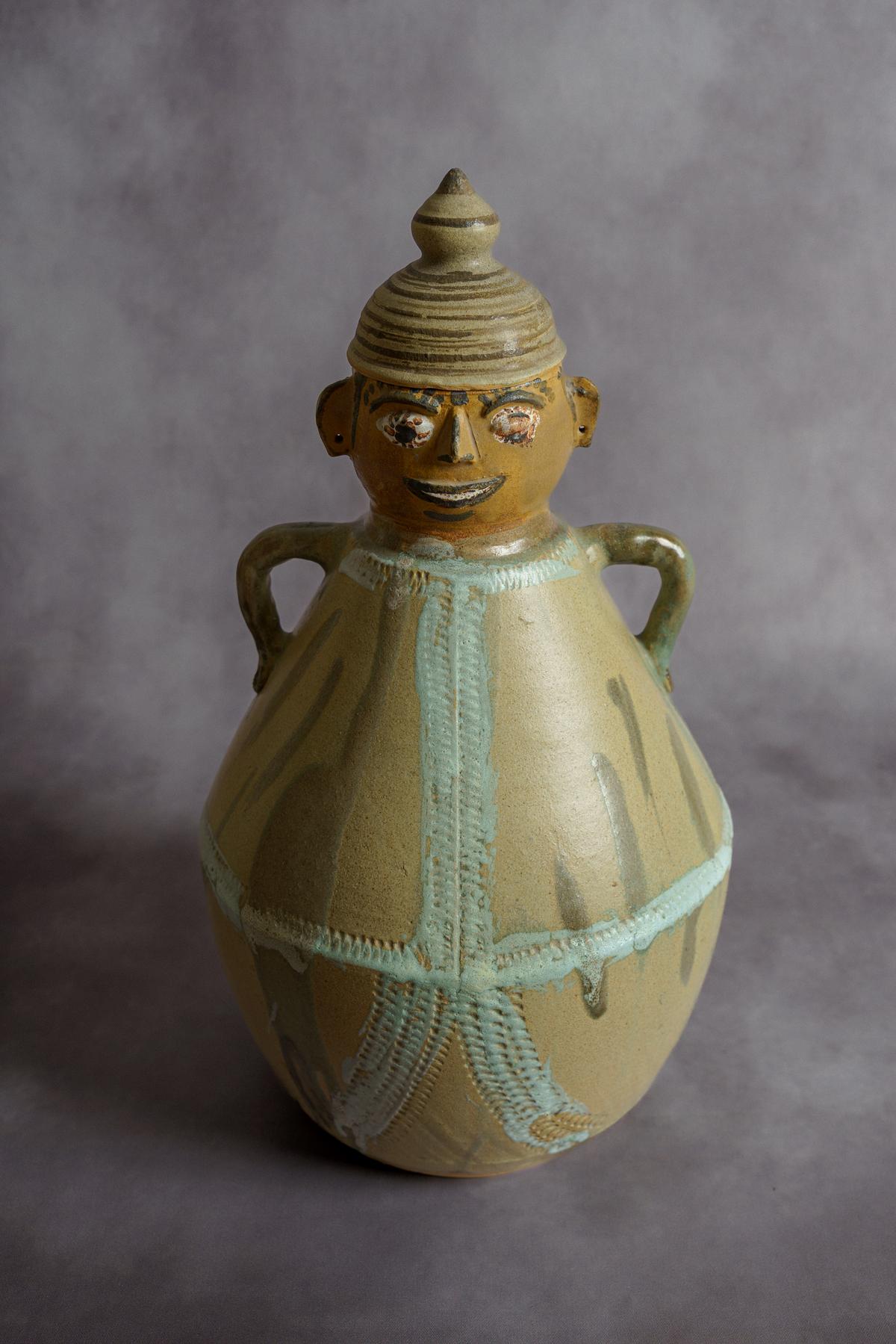 स्टोनवेयर जो रूप, शीशे का आवरण और तकनीक पर उसकी महारत को प्रदर्शित करता है। स्टोनवेयर जो रूप, शीशे का आवरण और तकनीक पर उसकी महारत को प्रदर्शित करता है।