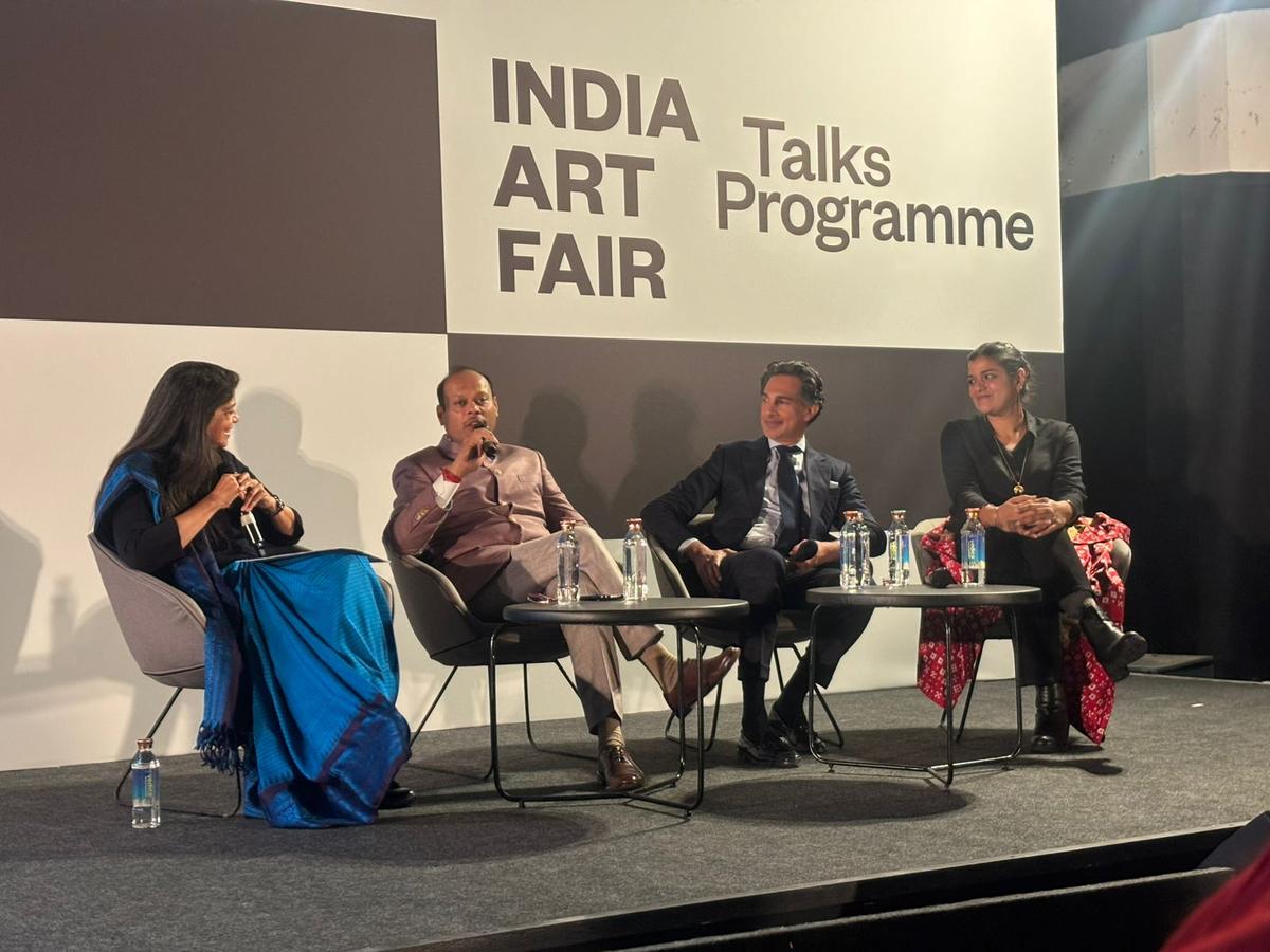 (LR) Kamini Sawhney, membro del consiglio di amministrazione del CIMAM, con il segretario del Ministero della Cultura Vivek Aggarwal, il curatore Amin Jaffer e l'artista Sumakshi Singh