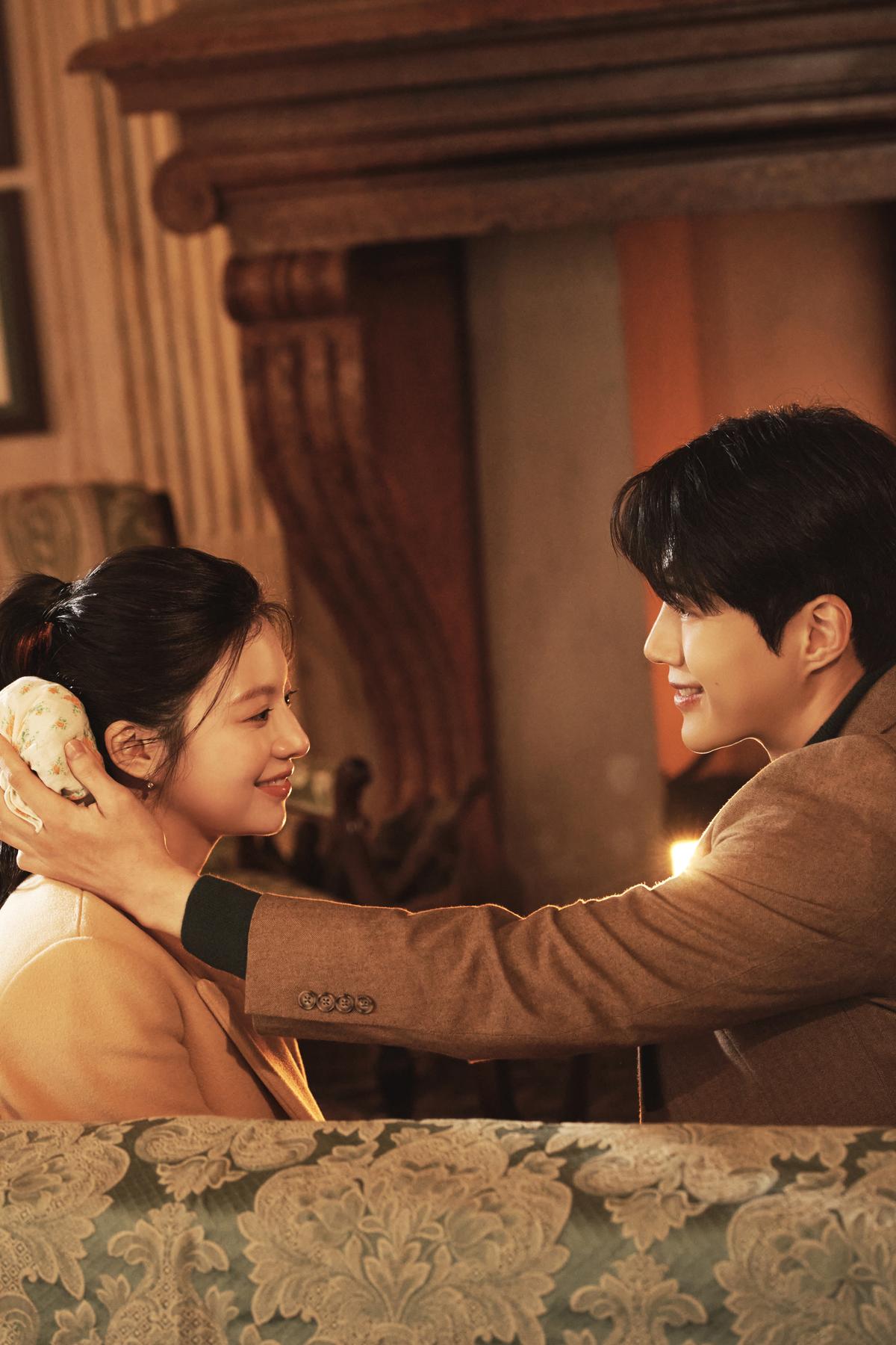 (Da esquerda para a direita) Go Youn-jung como Cha Mu-hee / Do Ra-mi, Kim Seon-ho como Joo Ho-jin em 'Can This Love Be Translated?'