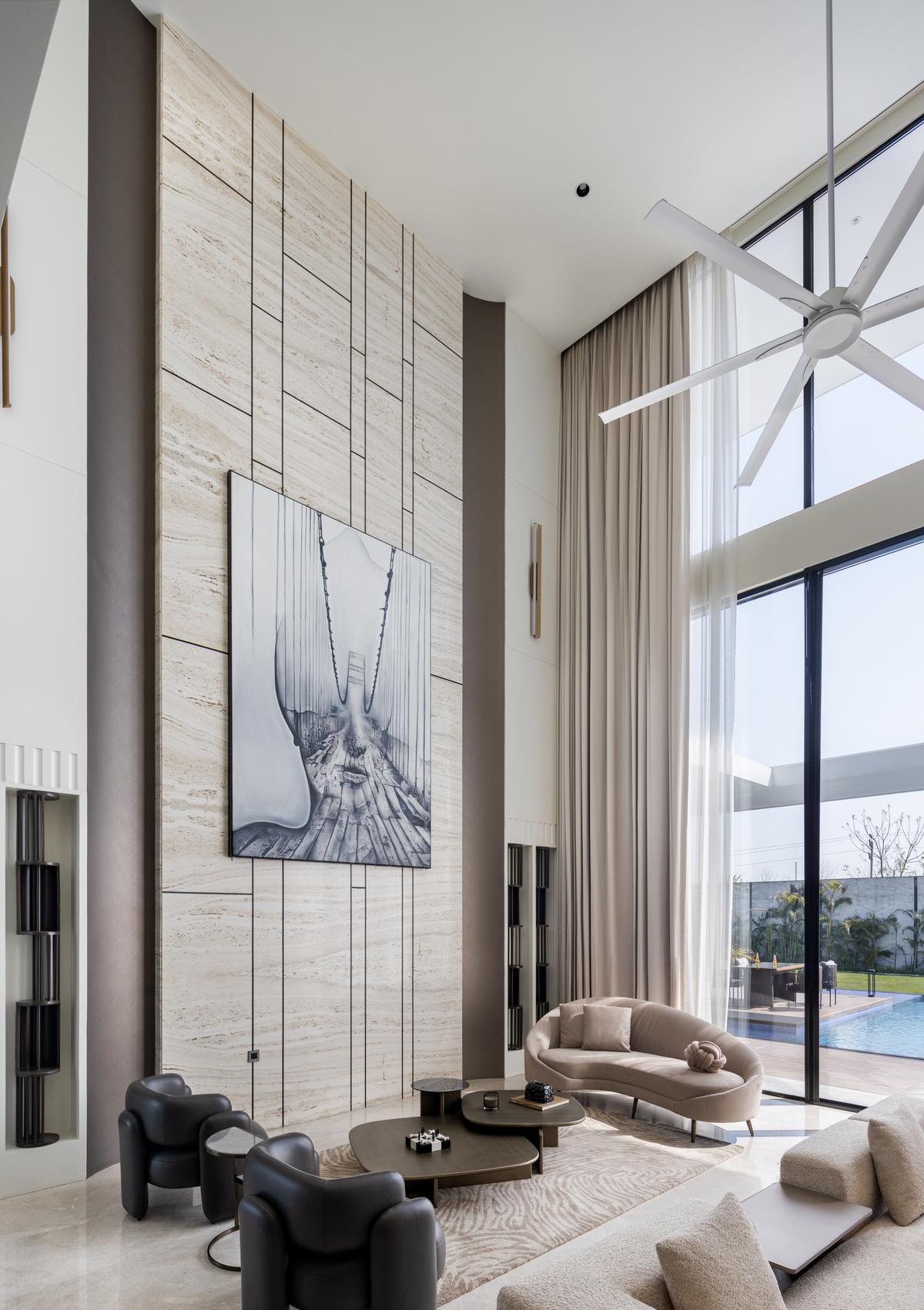 La facciata anteriore della casa è decorata con basalto nero indiano e persiane in legno, che si estendono verso gli interni