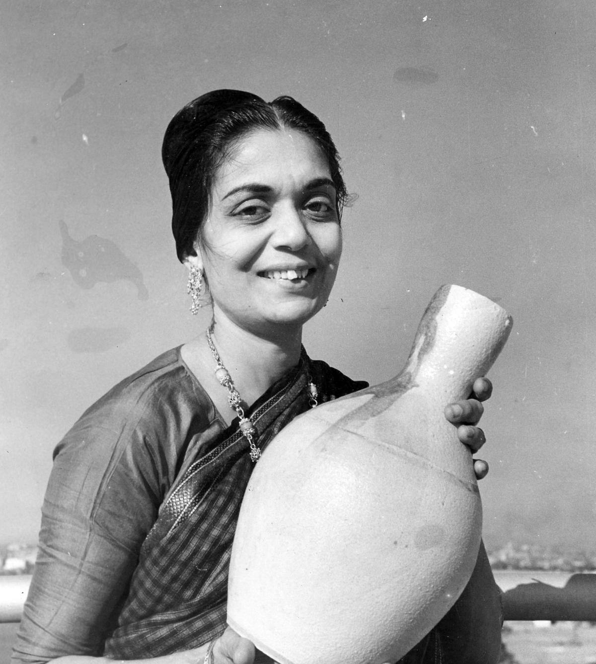 विमू सांघवी अपनी एक रचना के साथ विमू सांघवी अपनी एक रचना के साथ