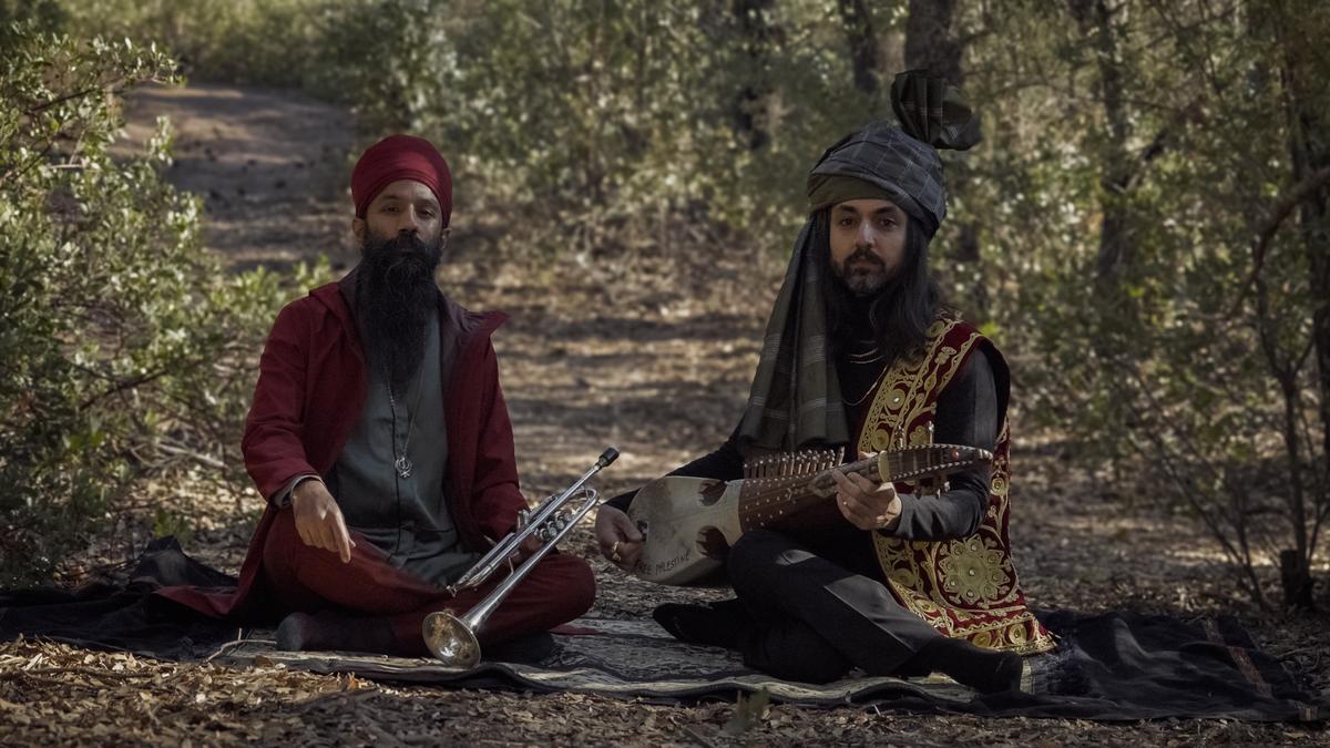 संगीतकार क़ैस एस्सार, एक अफगान-अमेरिकी मुस्लिम, और सन्नी सिंह, एक भारतीय-अमेरिकी सिख संगीतकार क़ैस एस्सार, एक अफगान-अमेरिकी मुस्लिम, और सन्नी सिंह, एक भारतीय-अमेरिकी सिख
