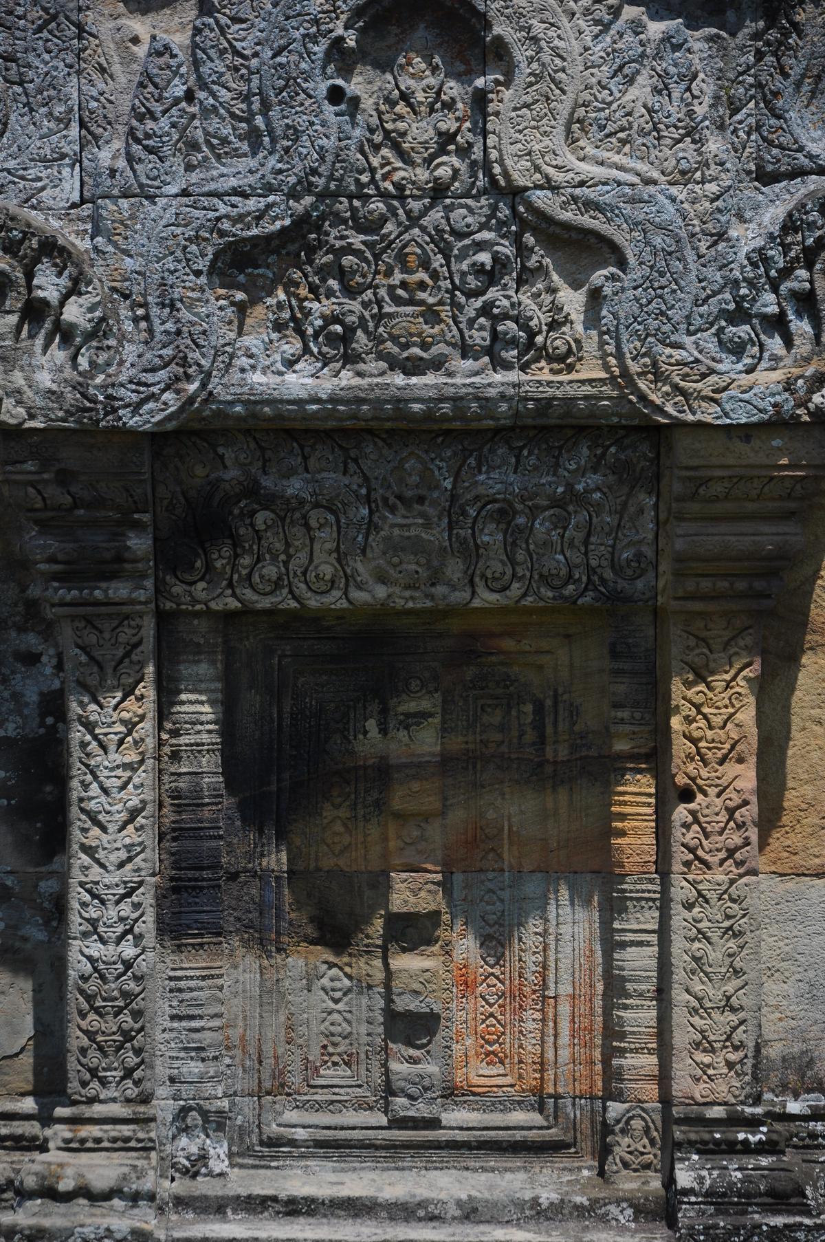एक अंधे द्वार के साथ अलंकृत पेडिमेंट