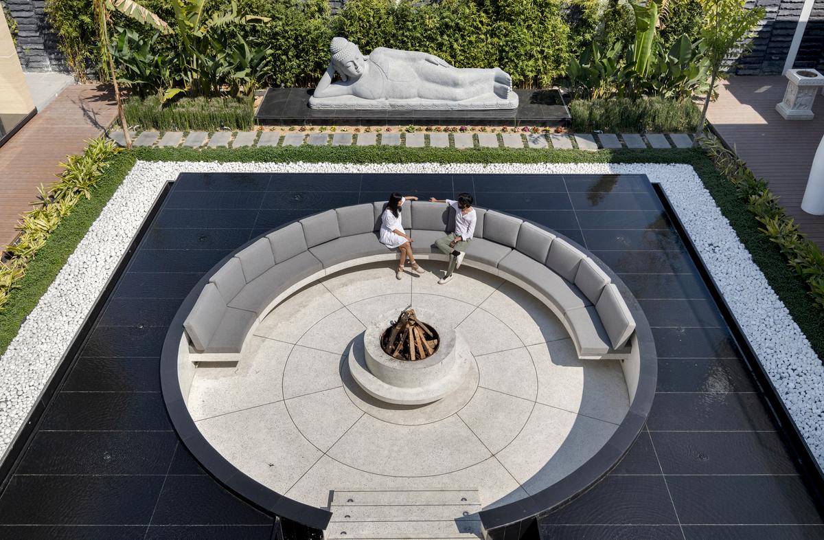 Il cortile centrale, a cielo aperto, zona piscina semi-coperta 