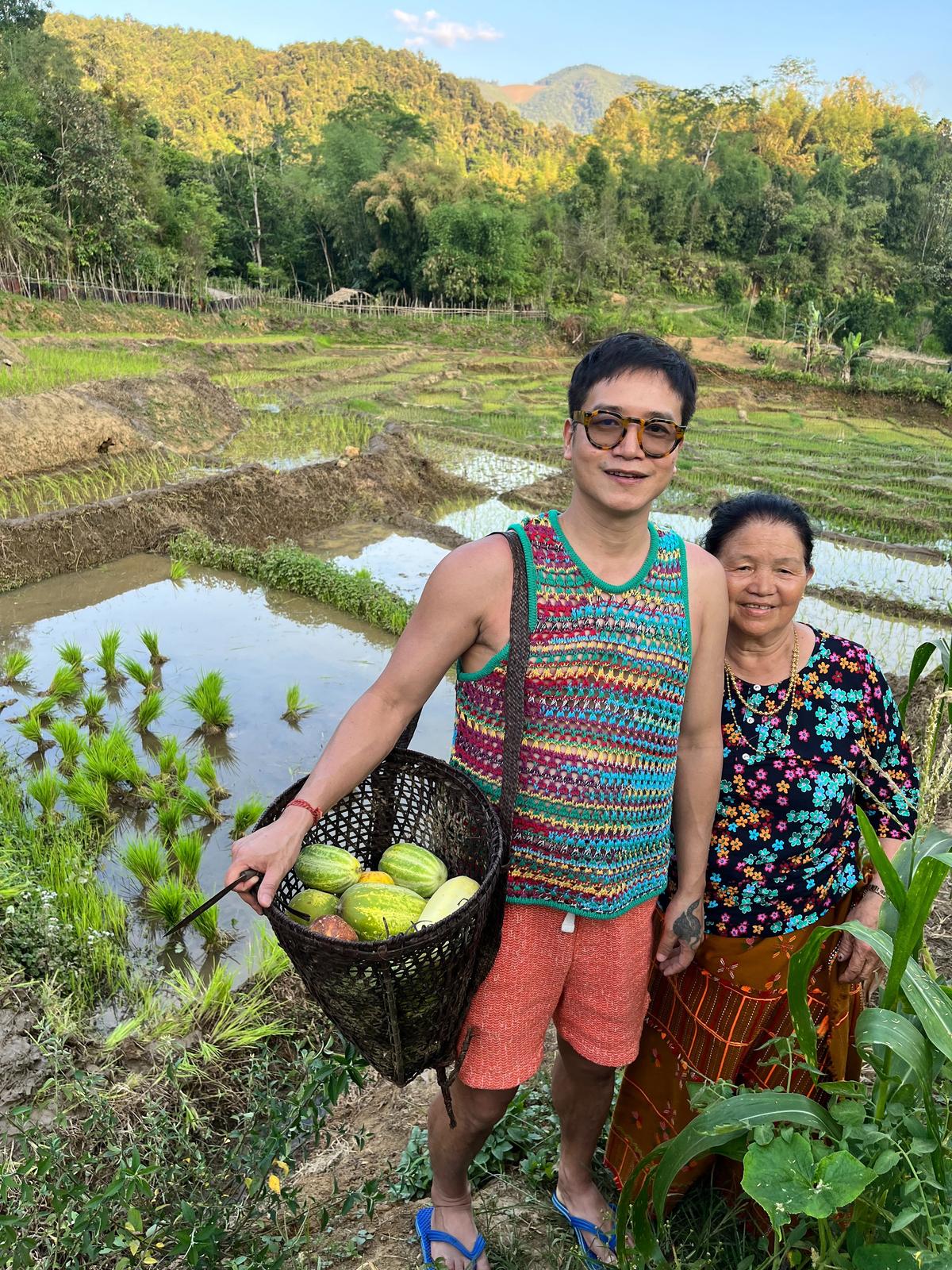 Jenjum Gadi with his mother