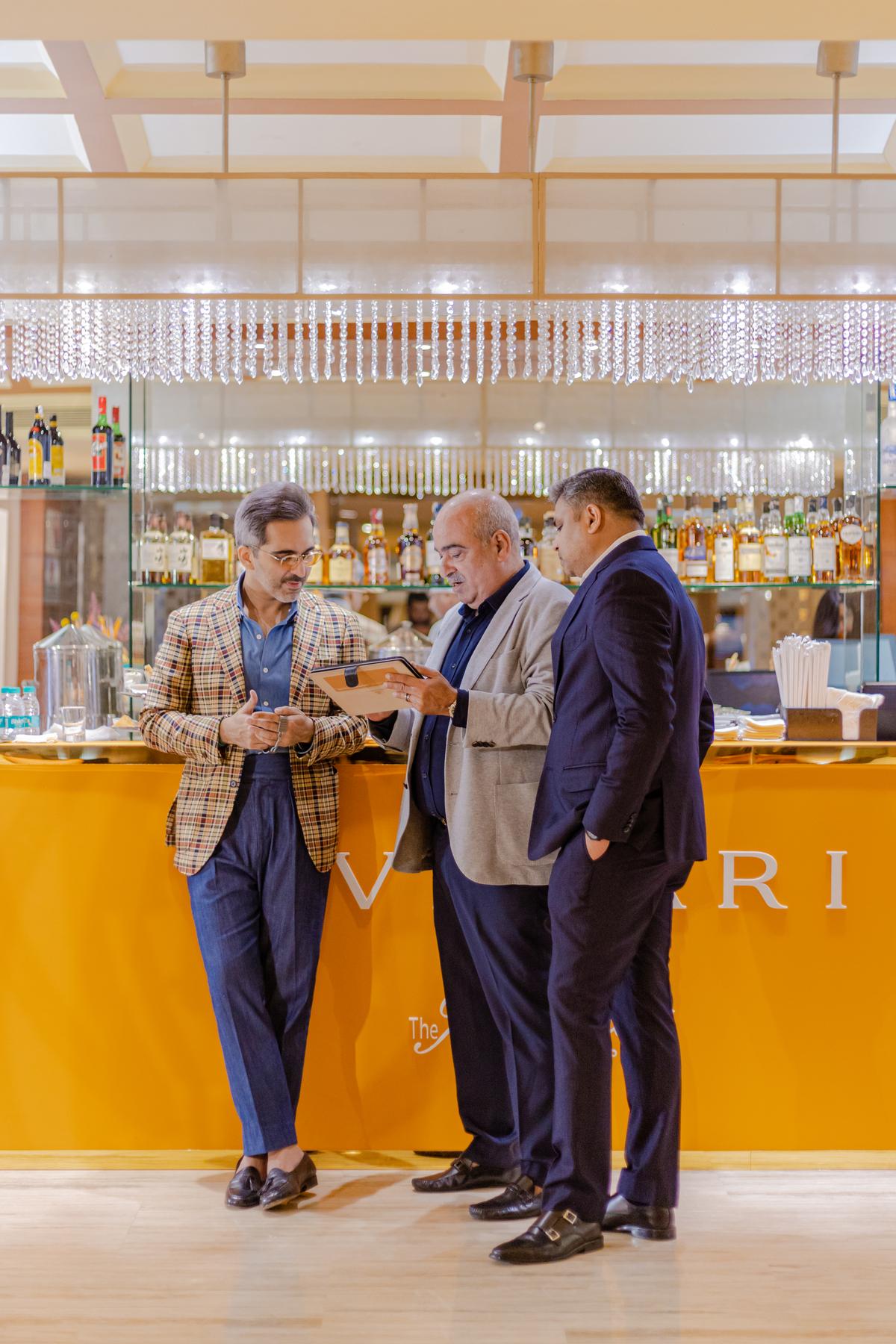 उस्मान अब्दुल रजाक और हेलवेटिका के तीरथ दोशी बुलगारी के ज़हीर के साथ