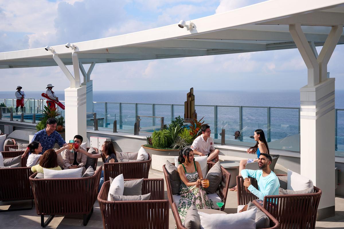 The Infinity Bar on Deck 18