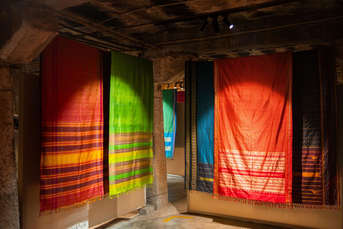 Installation of the Molkalamoru saris