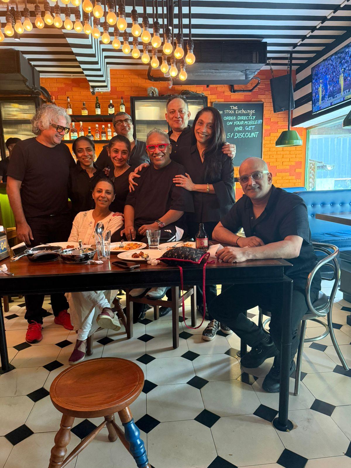 Renuka Jaypal, Mahesh Chauhan, Niranjan Kaushik, Sagar Mahabaleshwarkar, Anuja Kimatrai, Sheran Mehra and Bobby Pawar “hitting the nearest bar to raise a toast to the man”. Renuka Jaypal, Mahesh Chauhan, Niranjan Kaushik, Sagar Mahabaleshwarkar, Anuja Kimatrai, Sheran Mehra and Bobby Pawar “hitting the nearest bar to raise a toast to the man”.