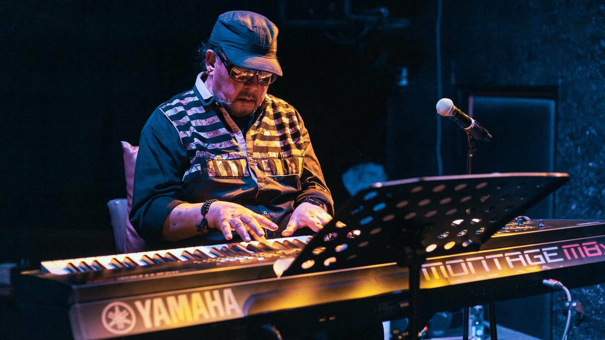 Louiz moves with the times and that makes him relevant and relatable. In 2024, he released the album Jazz Standards and is now working on another project