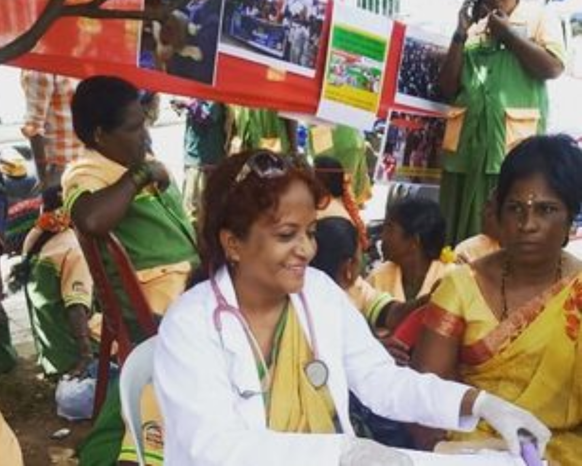 Sylvia Karpagam raakte geïnteresseerd in de sociale determinanten van gezondheid als medisch hulpverlener in een sloppenwijk in Bengaluru nadat deze in 2013 was gesloopt