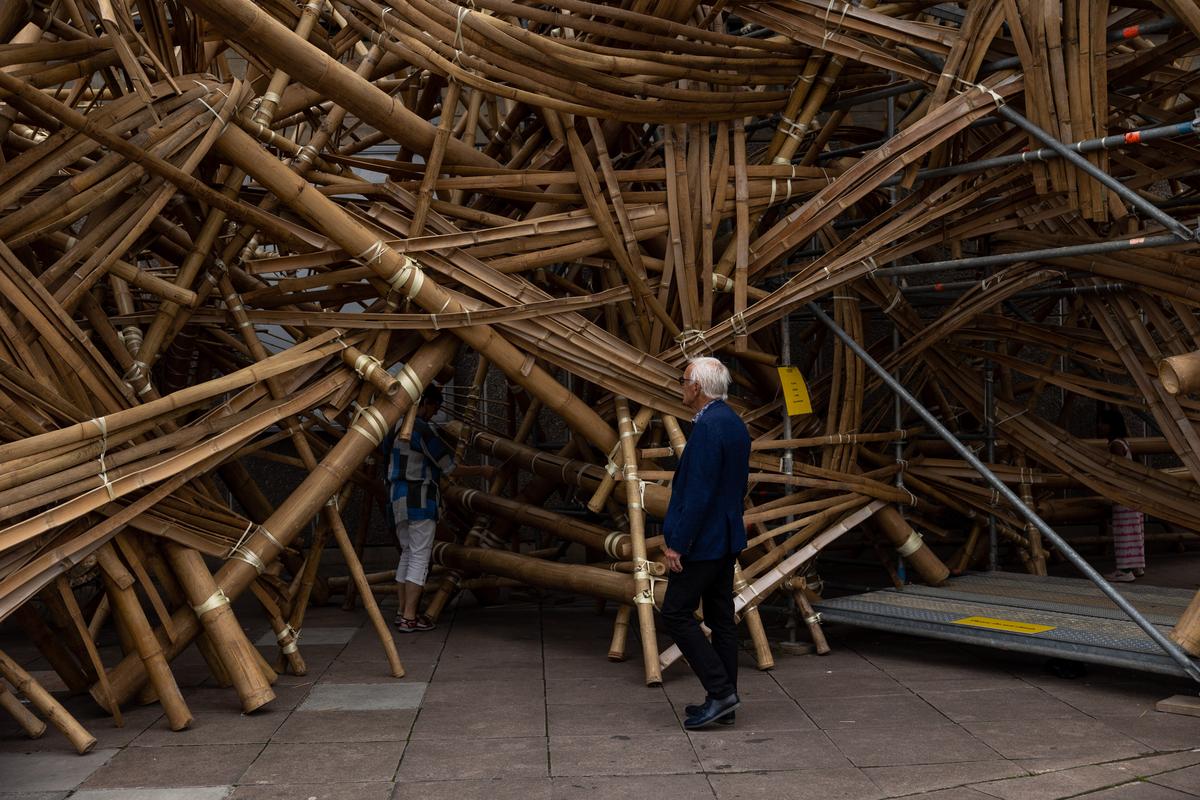 L'installazione artistica di Asim Waqif, Venu, a Londra. È progettato con 610 pali e 700 strisce di bambù legati insieme e sostenuti da uno scheletro metallico industriale.