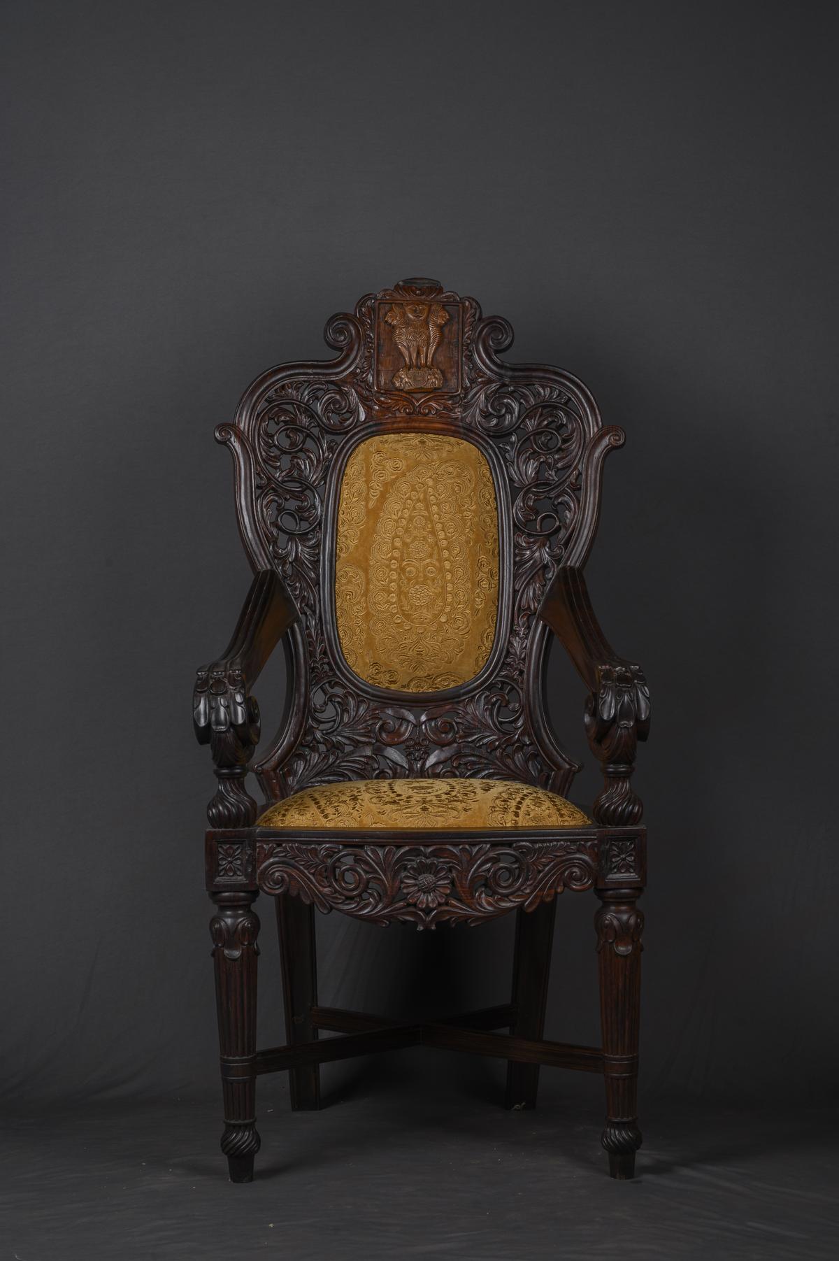 Sedia vescovile indo-portoghese con emblema Ashoka Sedia vescovile indo-portoghese con emblema Ashoka