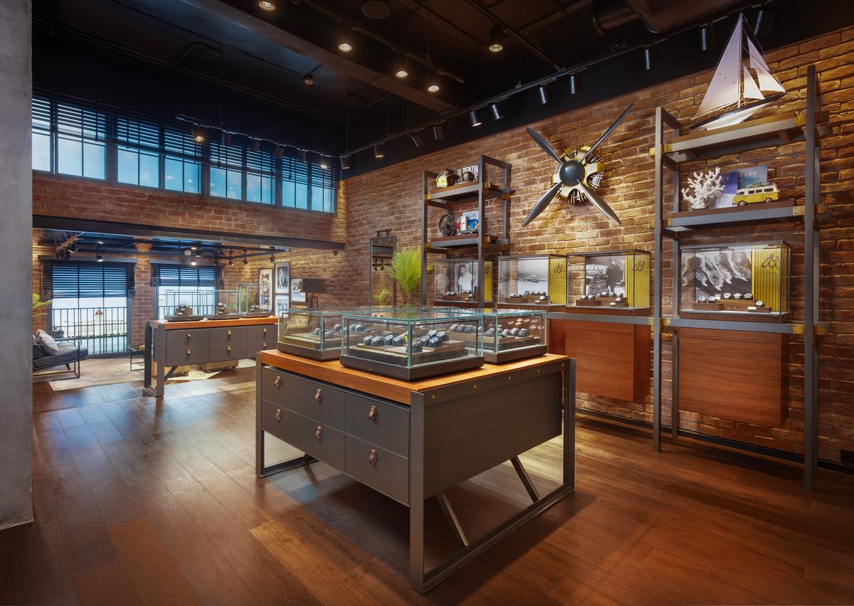 In November, at the Dubai Watch Week, Breitling will present its House of Brands — three complementary marques: Gallet, Breitling and Universal Genève In November, at the Dubai Watch Week, Breitling will present its House of Brands — three complementary marques: Gallet, Breitling and Universal Genève