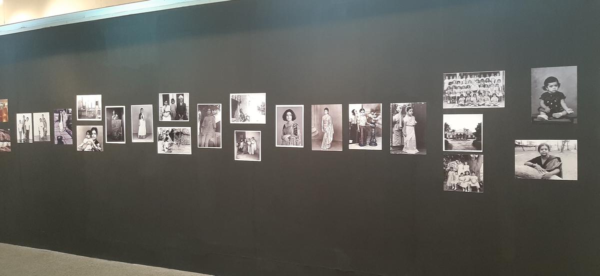 Un mur de photographies à l'exposition montre la chronologie visuelle de la vie de Premalatha