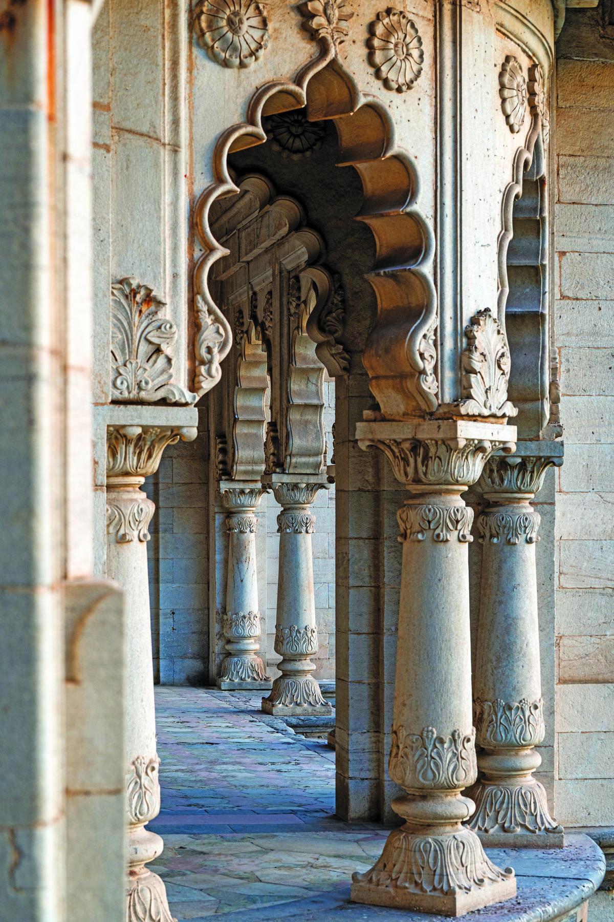 पुरानी इमारत का एक हिस्सा 1875 का है