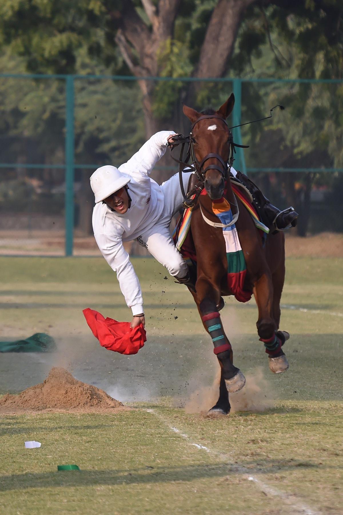 मेयो कॉलेज की पोलो टीम हार्वर्ड के खिलाफ मैच के लिए अभ्यास कर रही है
