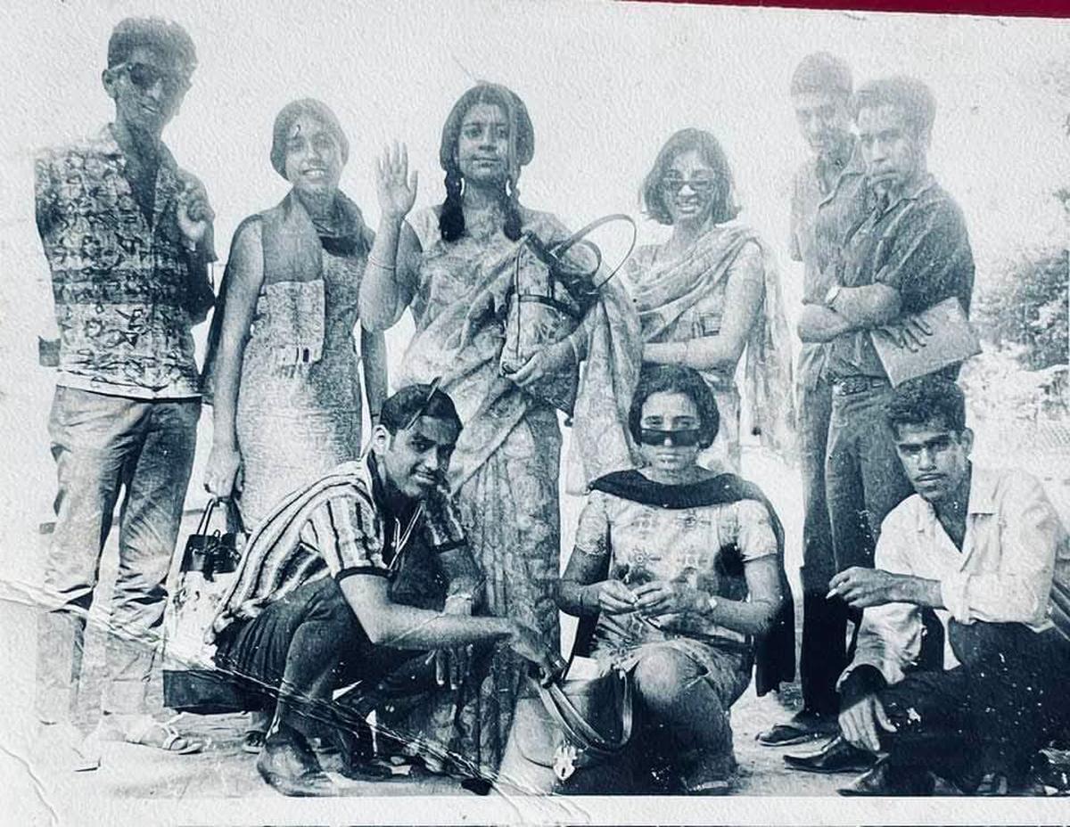 एक प्रकृति अध्ययन और पेंटिंग यात्रा पर 1970 मद्रास स्कूल ऑफ आर्ट्स की कक्षा। दाहिने थोटानी, पी। गोपीनाथ, प्रेमलाथा शेषाद्री, ज़रीना से। पीटर गंगाधरन, दचु और प्रेस्नाना एक प्रकृति अध्ययन और पेंटिंग यात्रा पर 1970 मद्रास स्कूल ऑफ आर्ट्स की कक्षा। दाहिने थोटानी, पी। गोपीनाथ, प्रेमलाथा शेषाद्री, ज़रीना से। पीटर गंगाधरन, दचु और प्रेस्नाना