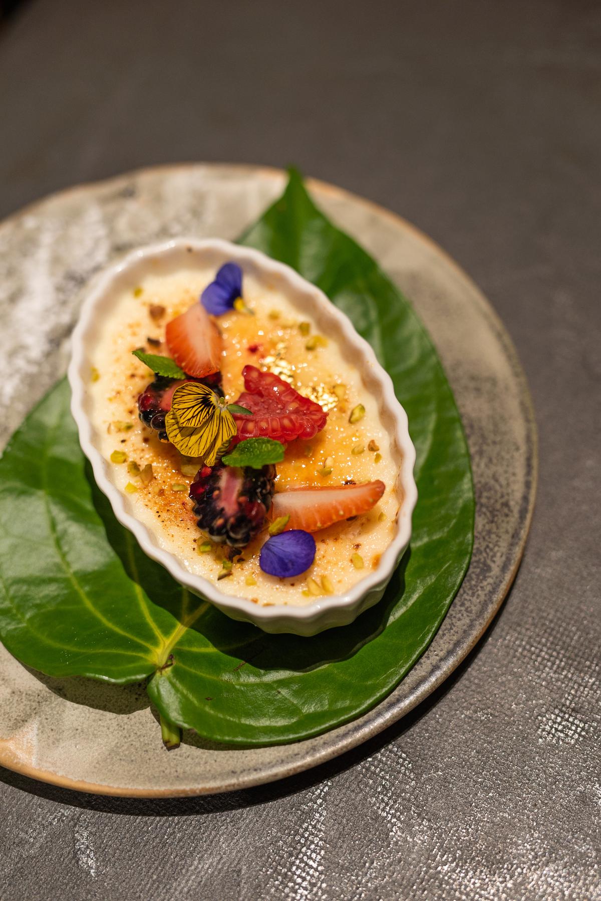 Bhapa doi, berries