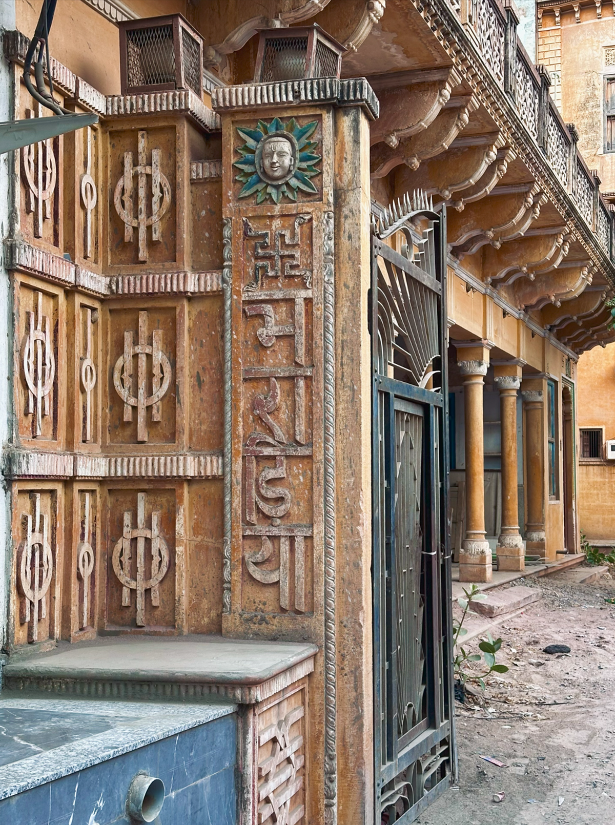 A haveli with Art Deco motifs in Ladnu 