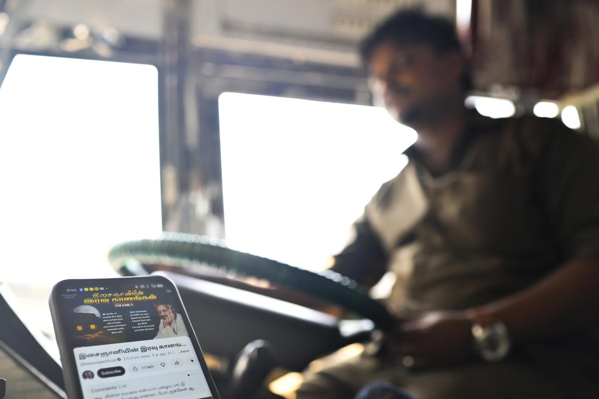 एक ड्राइवर राजा गानों की क्यूरेटेड यूट्यूब प्लेलिस्ट चलाता है।