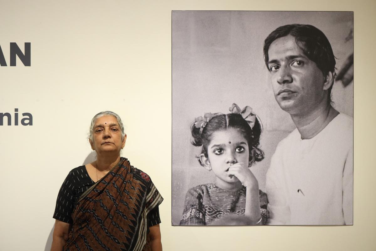 KG’s daughter Uma Padmanabhan next to a photograph clicked by Jyoti Bhatt of her and her father