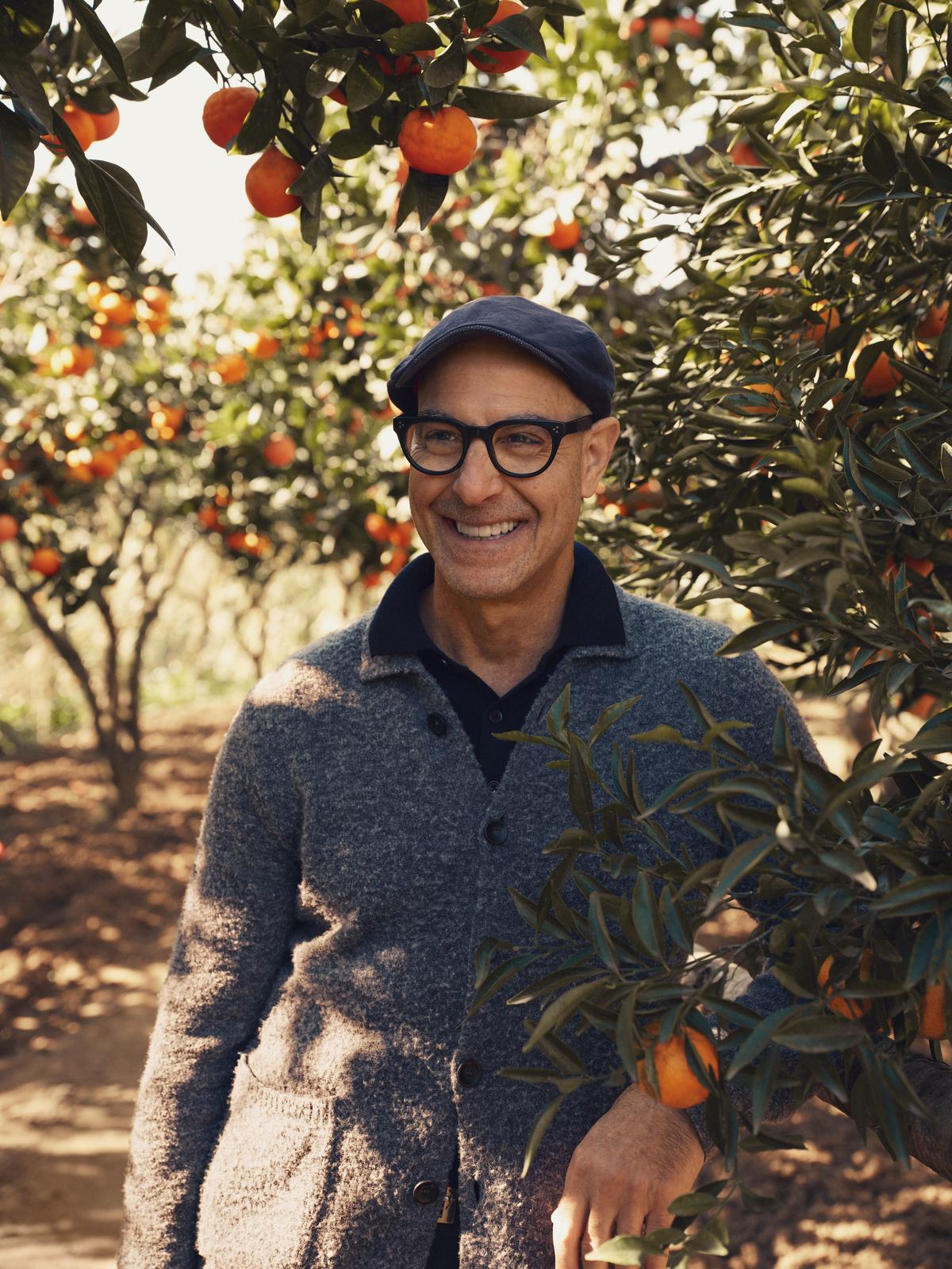 Stanley Tucci na Sicília durante a produção da série 'Tucci in Italy' da National Geographic. Stanley Tucci na Sicília durante a produção da série 'Tucci in Italy' da National Geographic.