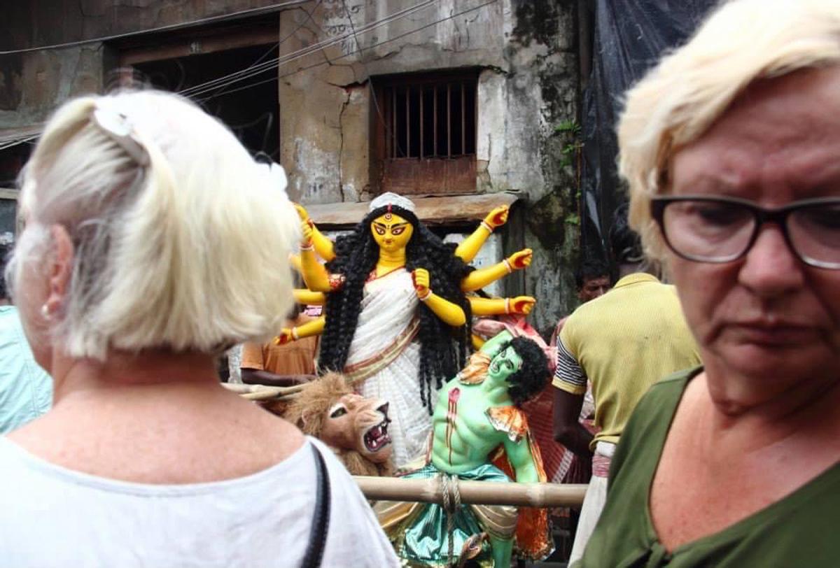 Devotees and tourists alike welcomed the ‘fearless daughter’ near Shyambazar in North Kolkata