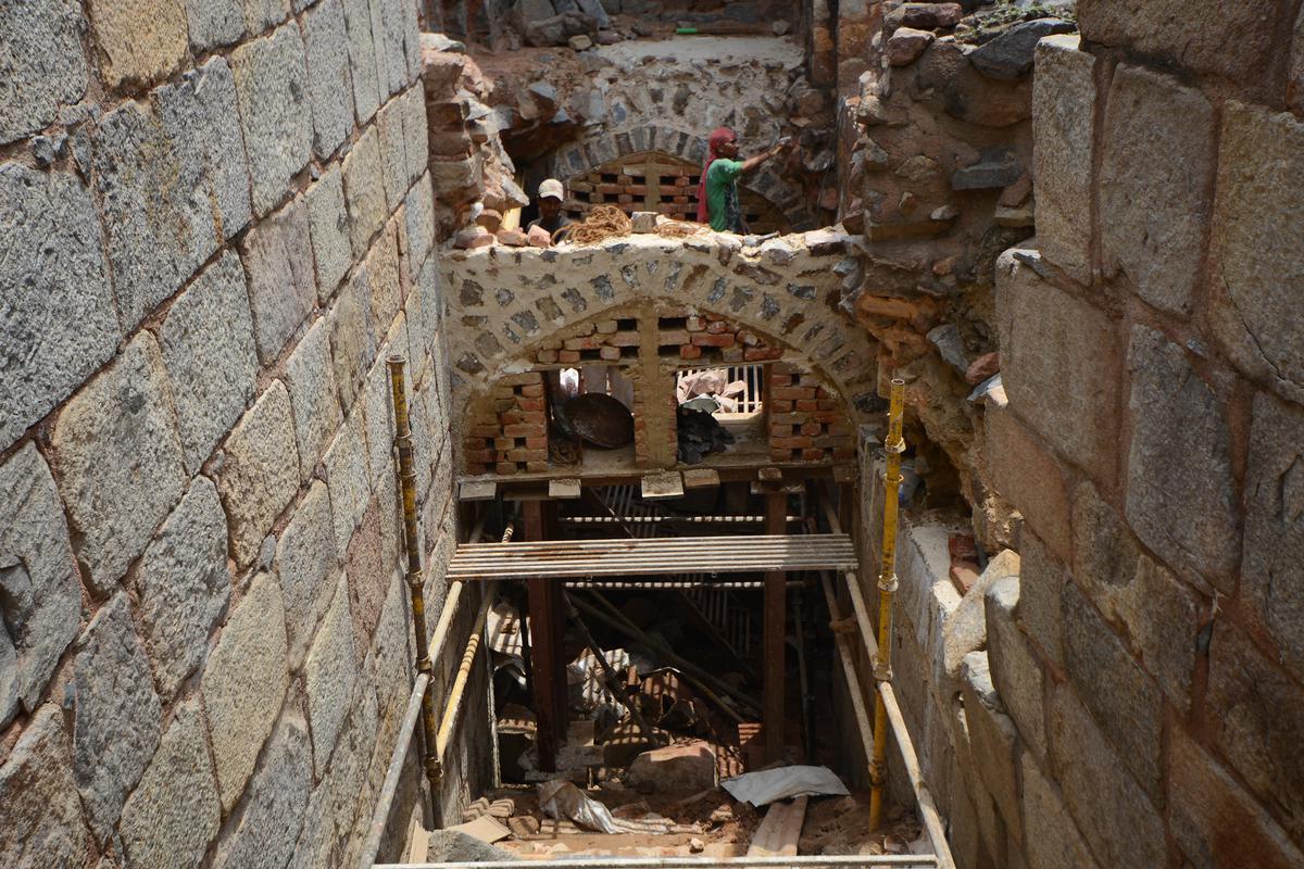 Reconstruction of collapsed vaults of the Arab Serai Baoli chambers