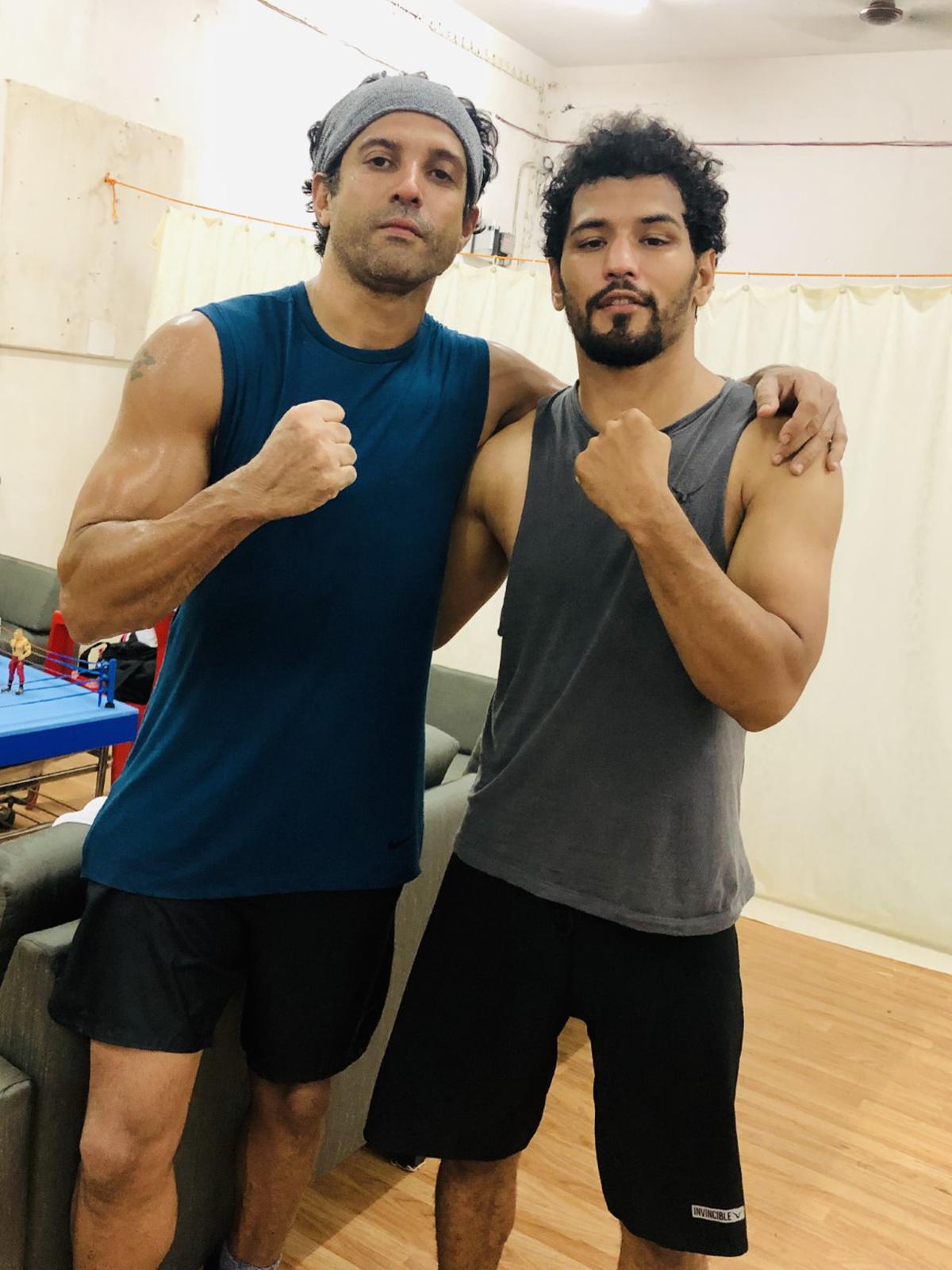  Neeraj Goyat poses with Farhan Akhtar