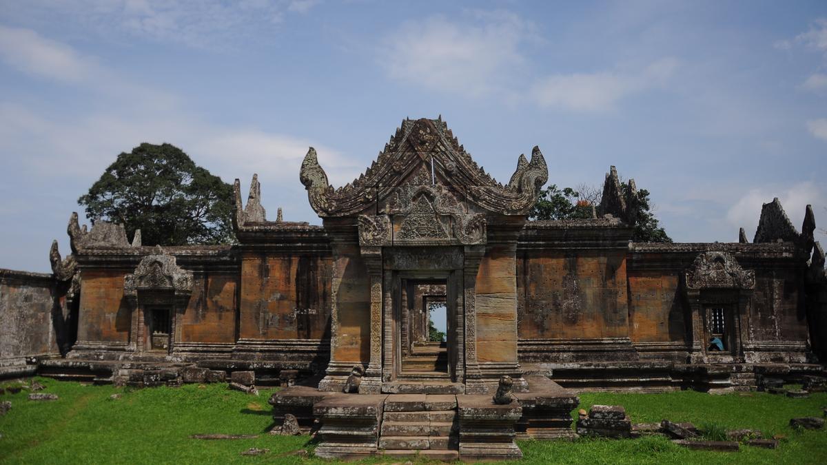 https://th-i.thgim.com/public/life-and-style/s2lvm3/article69959320.ece/alternates/LANDSCAPE_1200/Preah%20Vihear%20temple.JPG