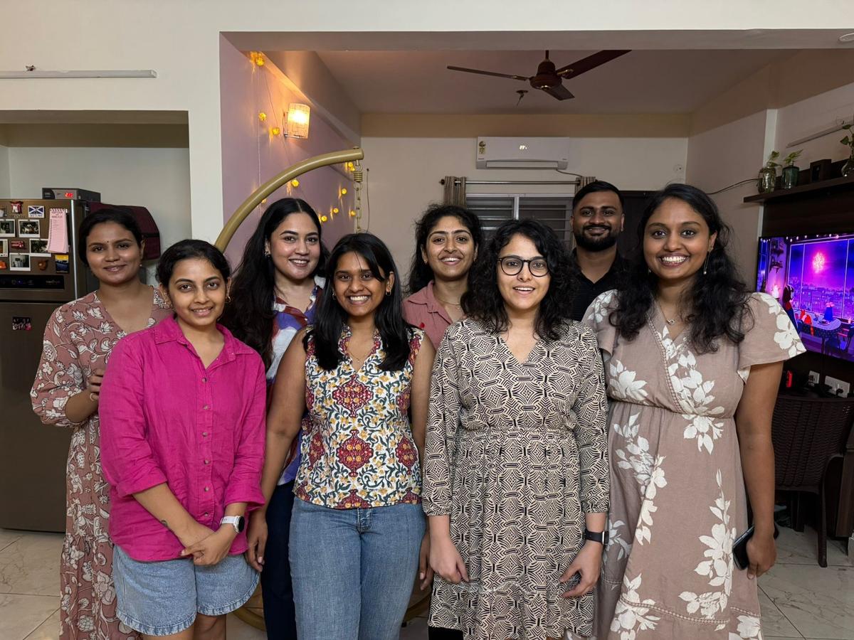हर महीने, सदस्य एक रसोई की किताब चुनते हैं और अपनी पसंद का नुस्खा पकाते हैं 