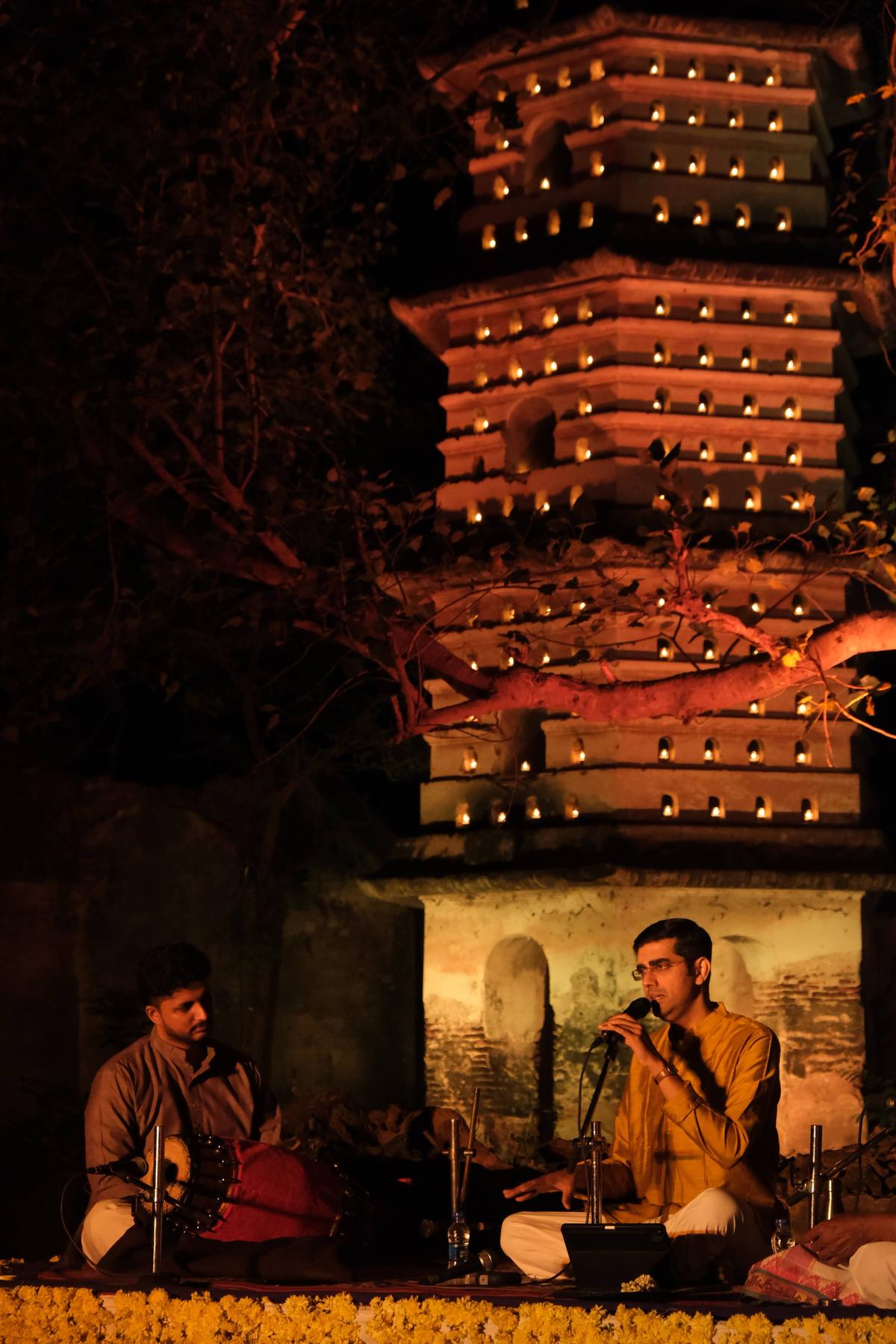Sikkil Gurucharan performing