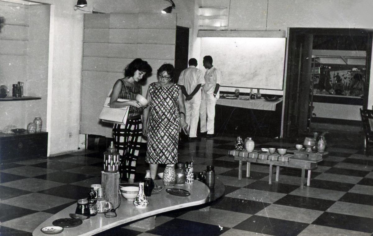 विमू संघवी के चीनी मिट्टी की चीज़ें की एक प्रदर्शनी विमू संघवी के चीनी मिट्टी की चीज़ें की एक प्रदर्शनी