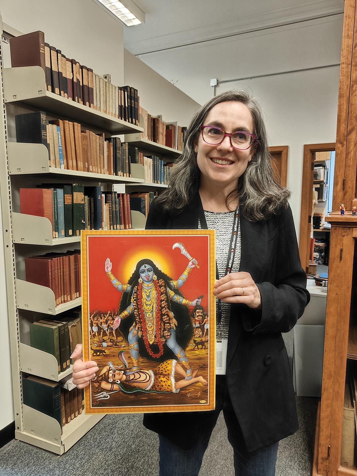  Laura Weinstein posa com pôster da Deusa Kali 